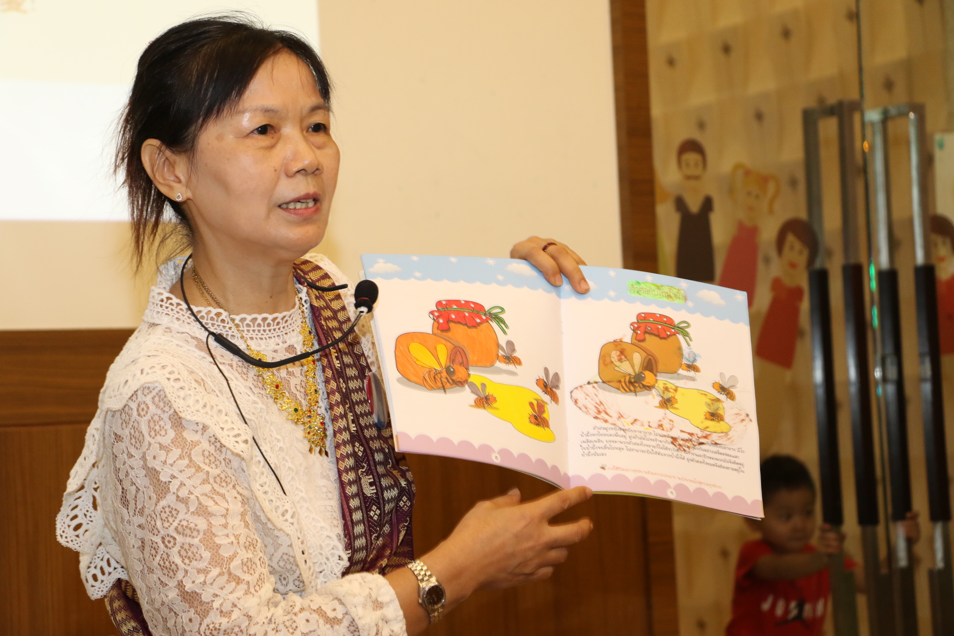 李拉雀薇用流利的國語說泰國蜜蜂吃蜂蜜的繪本故事 吸引家長帶小朋友聽